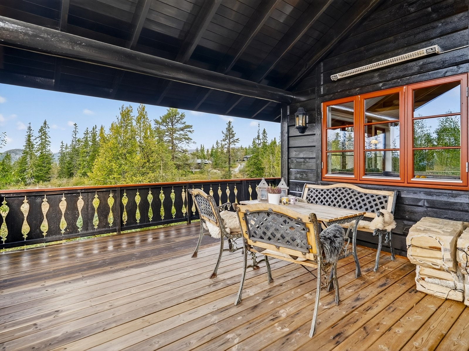 Fra stuen er det utgang til en deilig, overbygget veranda med fint utsyn mot omgivelsene. Galleribilde