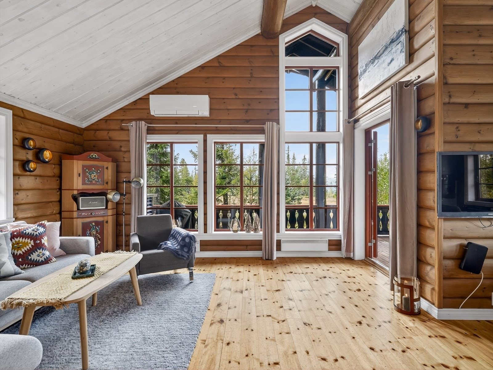 Hytta har en gjennomgående god og moderne standard, samt tidløst interiør og gode vindusflater. Galleribilde