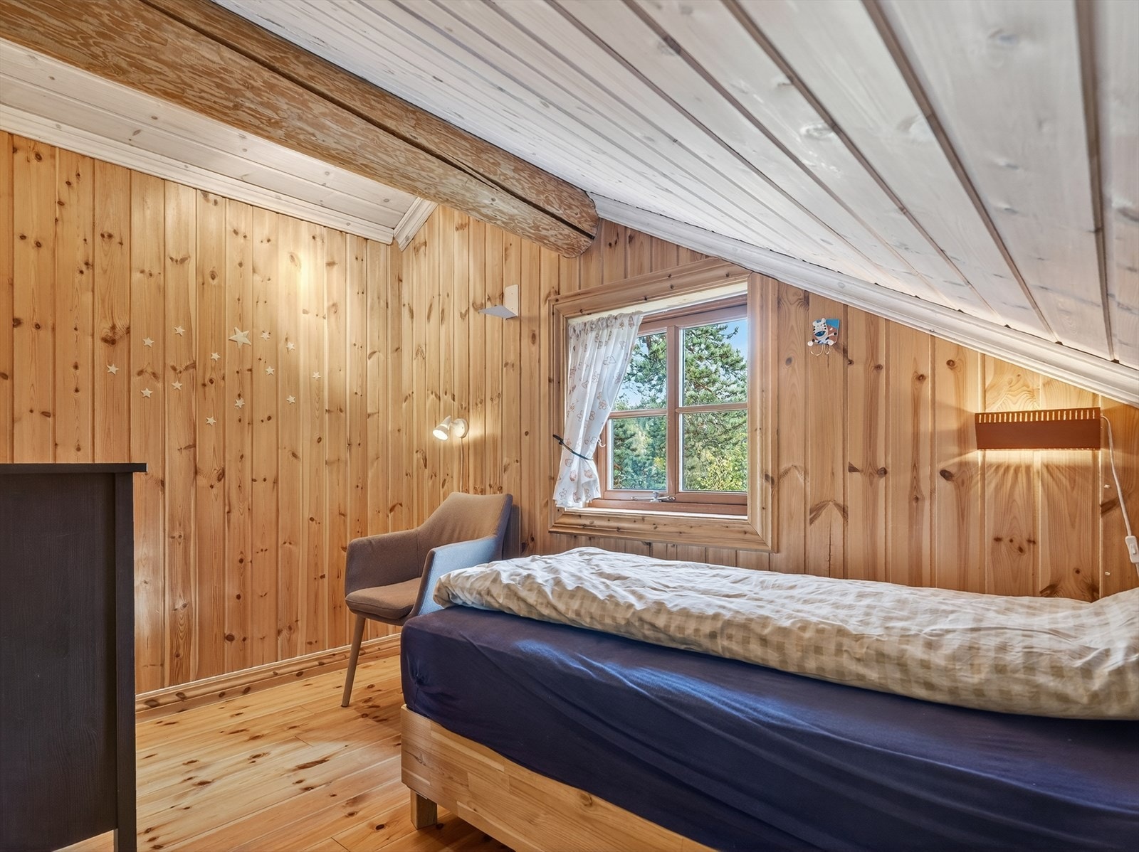 Hems er innredet med gang og to soverom. Galleribilde