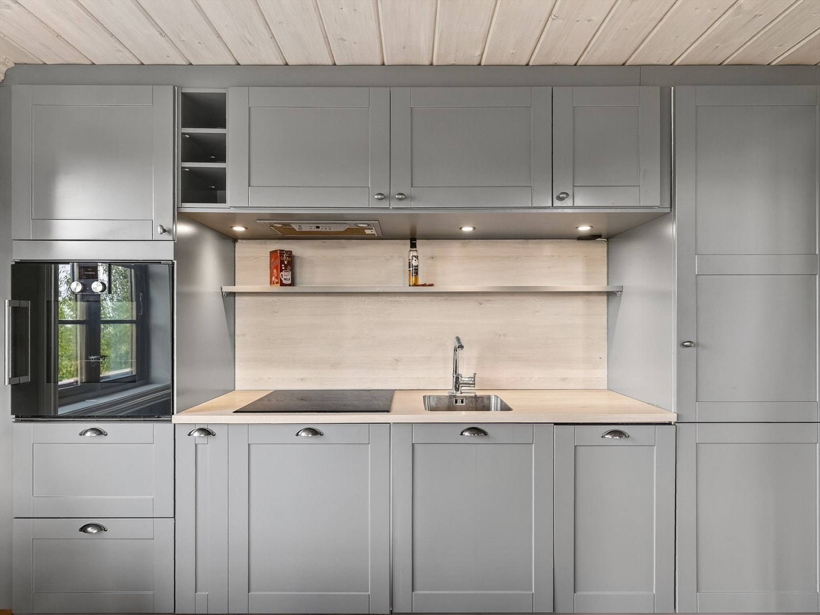 Kjøkkenet har innredning med glatte fronter og benkeplate av laminat. Det er integrert kjøl/fryseskap, oppvaskmaskin, platetopp og stekeovn. Galleribilde