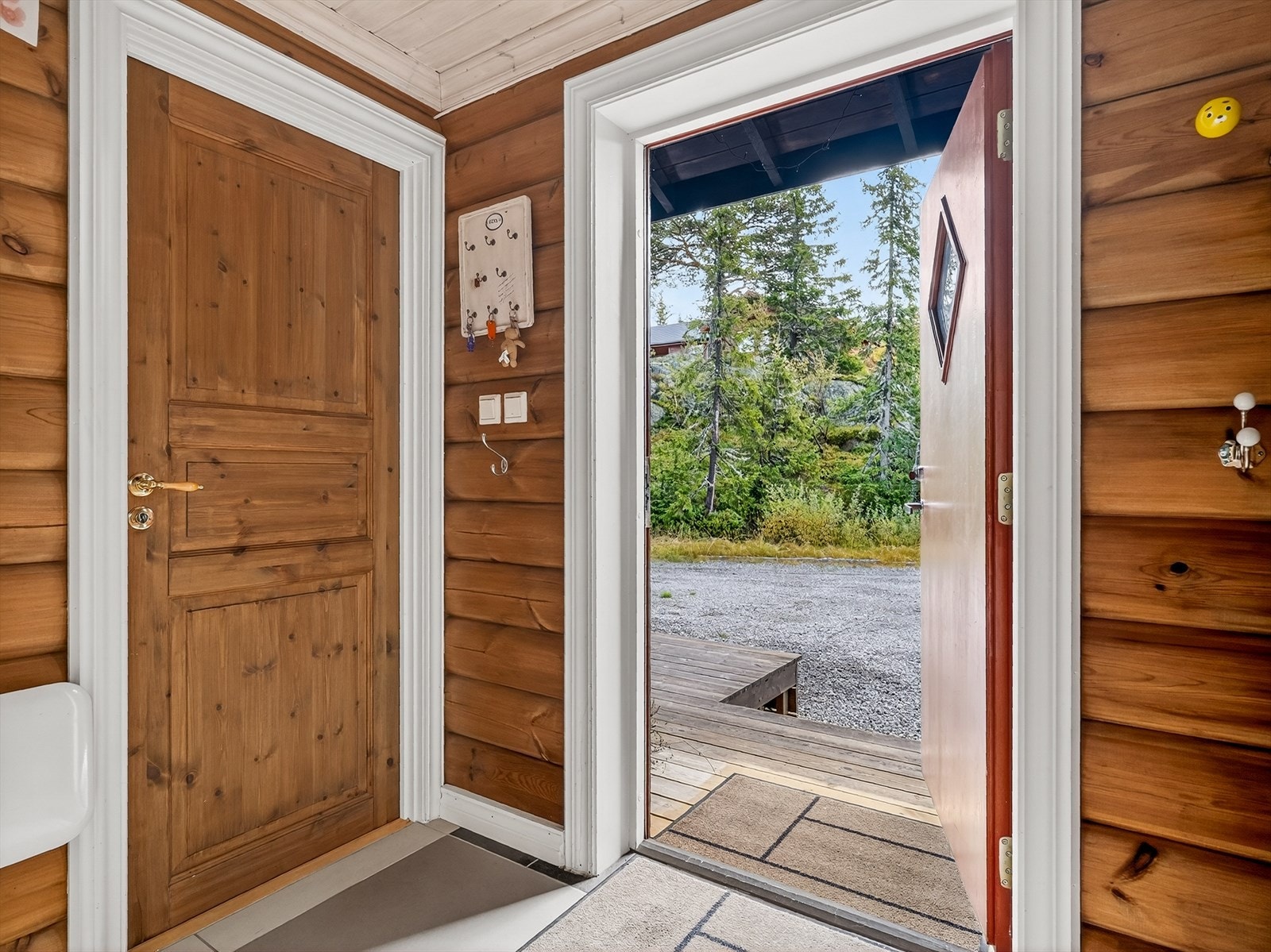 Hyggelig entré som ønsker velkommen inn! Her er det god plass til å sette fra seg sko og henge fra seg yttertøy. Galleribilde