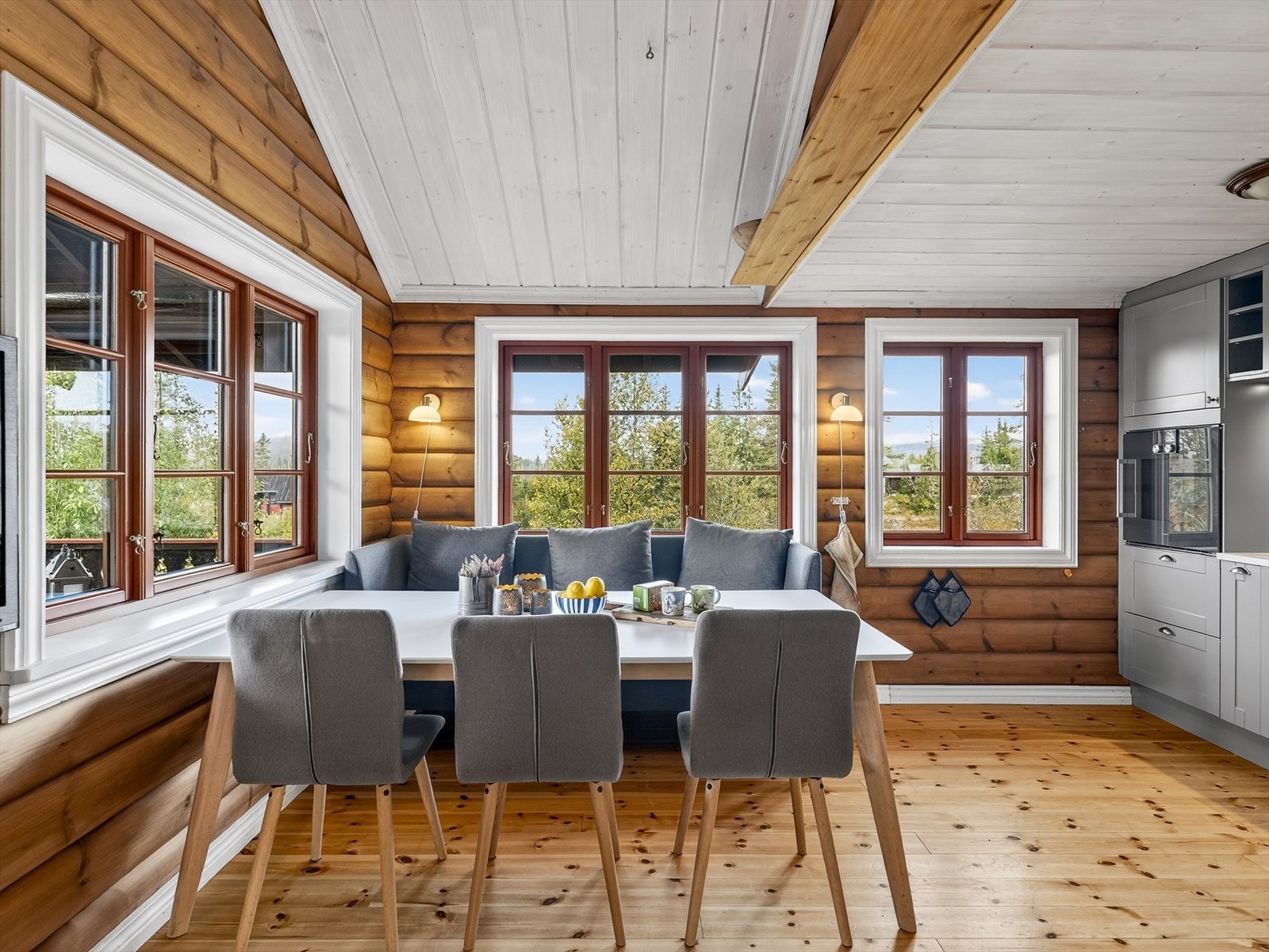 Pent kjøkken med romslig spiseplass. Galleribilde