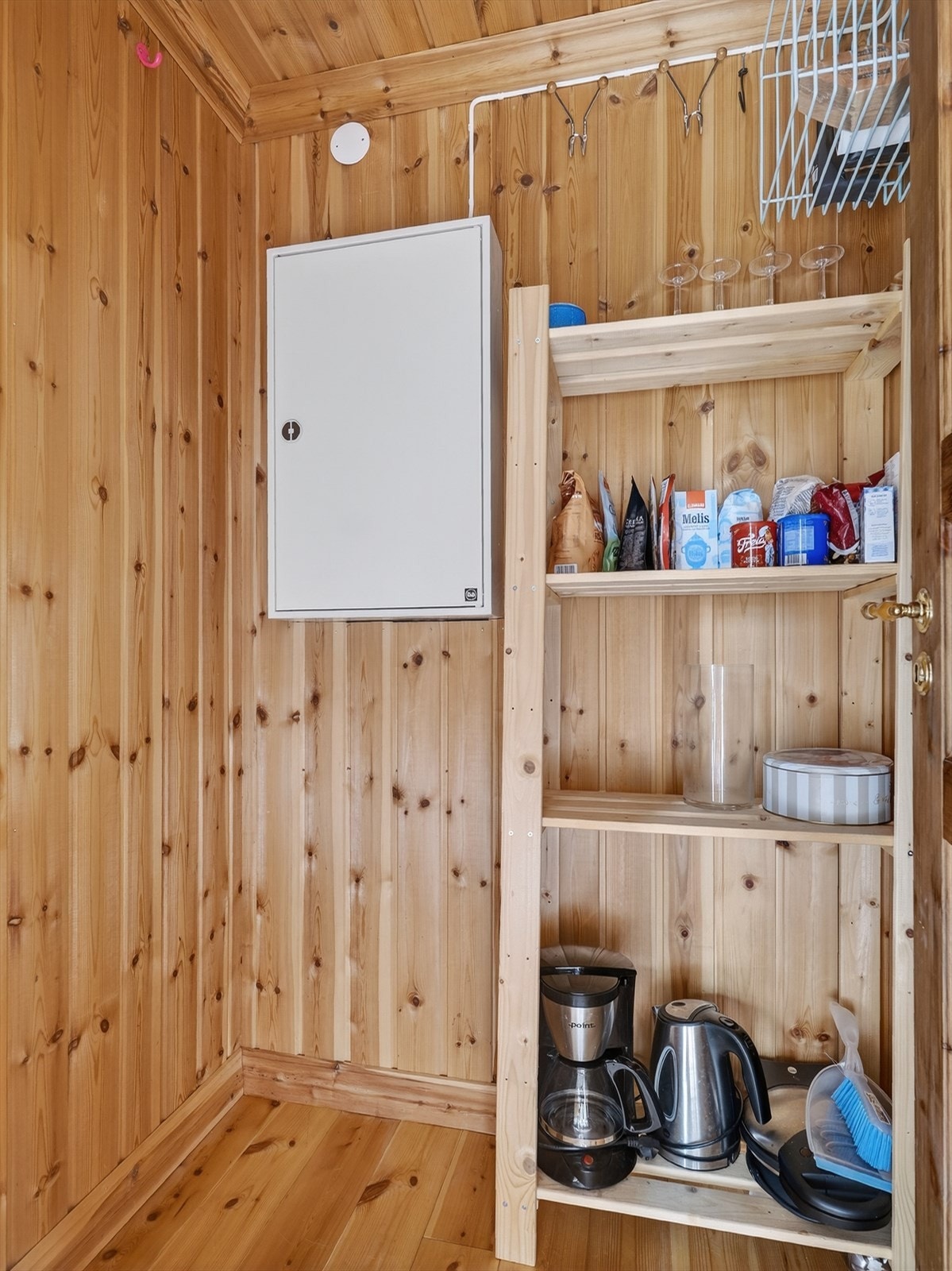 Tilliggende entre er en praktisk bod med plass til oppbevaring. Galleribilde