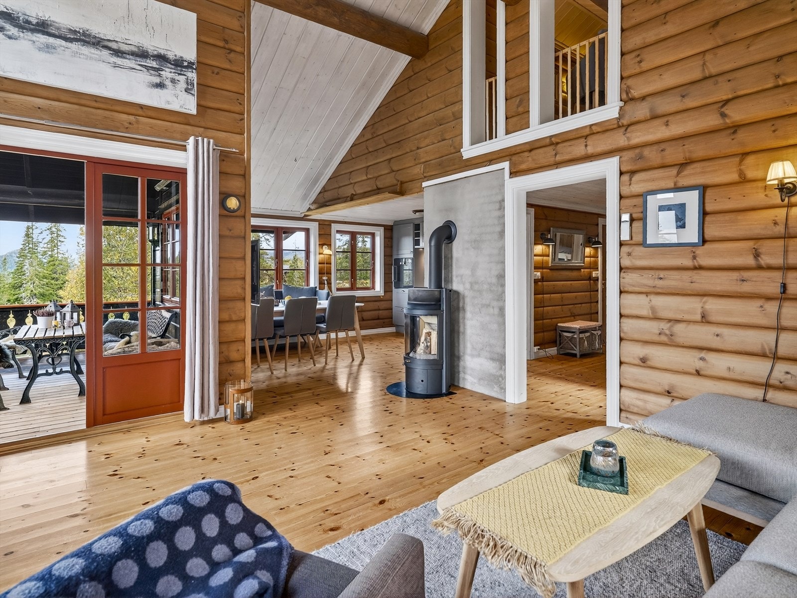 Delikat stue med fantastisk takhøyde, åpen løsning mot kjøkkendel og store vindusflater, noe som gir en luftig romfølelse. Galleribilde