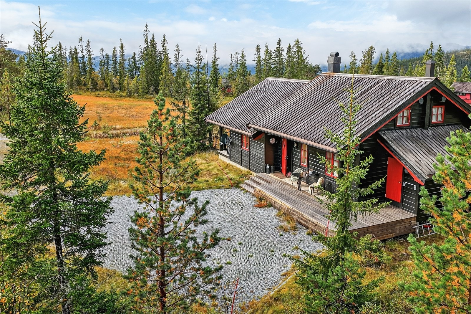 Det er opparbeidet romslig, gruset gårdsplass med gode parkeringsmuligheter like ved hytta. Galleribilde