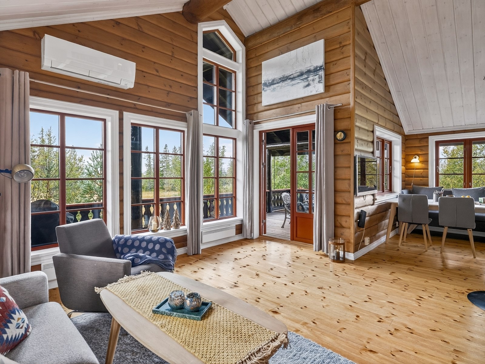 Lun og flott familiehytte med solrik og usjenert beliggenhet og med flott utsikt. Skiløyper rett ved. Galleribilde