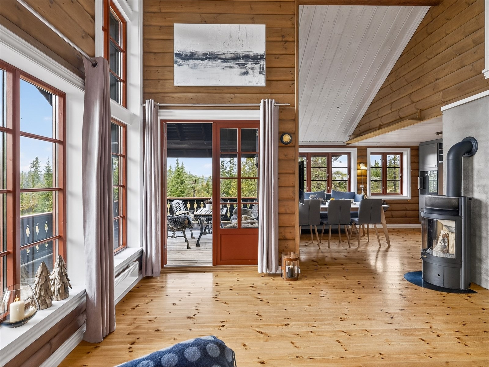 I stuen er det montert vedovn med glass i dør, noe som gir et trivelig innsyn til flammene. Det er i tillegg varmepumpe. Galleribilde