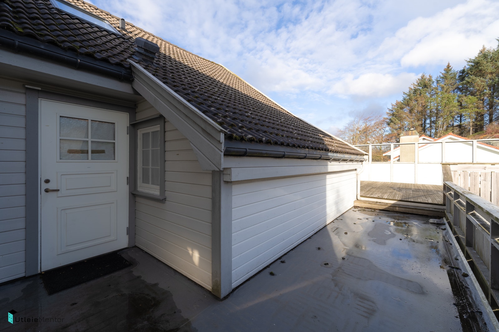 Egen privat inngang med felles terrasse bak leilighet Galleribilde