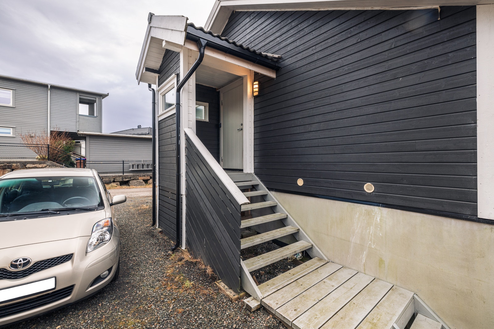 Garasje - inngang til leilighet Galleribilde