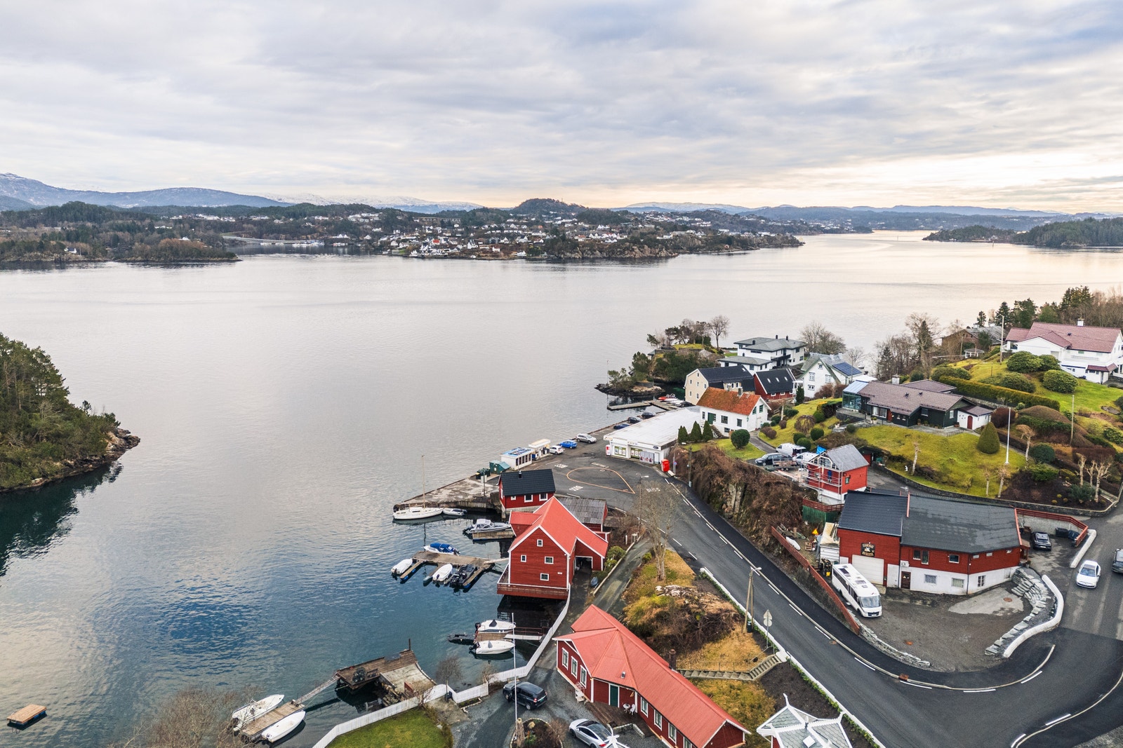 Nærområde - Brattholmen kai med butikk Galleribilde