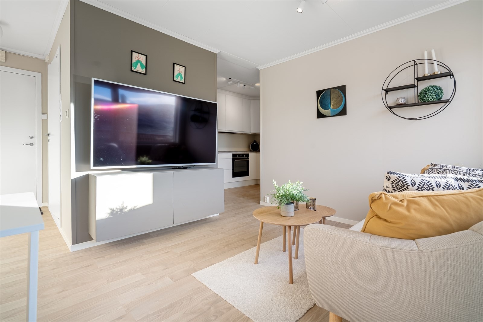 Den åpne løsningen mot kjøkkenet gjør stuen til en meget sosial og hyggelig sone Galleribilde