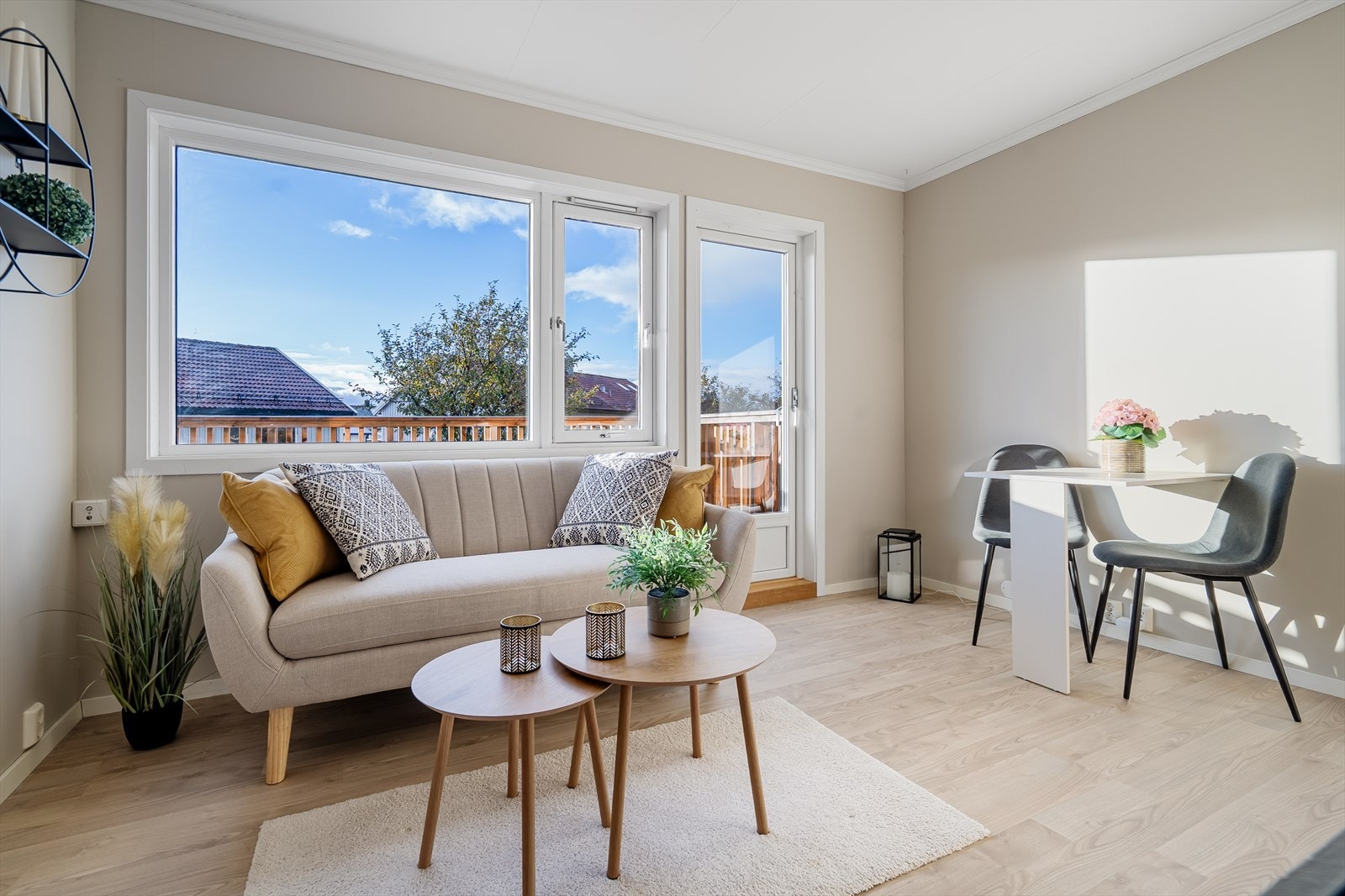 Fra stuen er det utgang til en stor og flott balkong Galleribilde