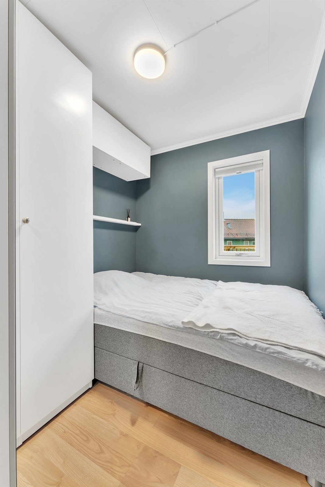 Vindu mot bakgården = godt sovemiljø. Galleribilde