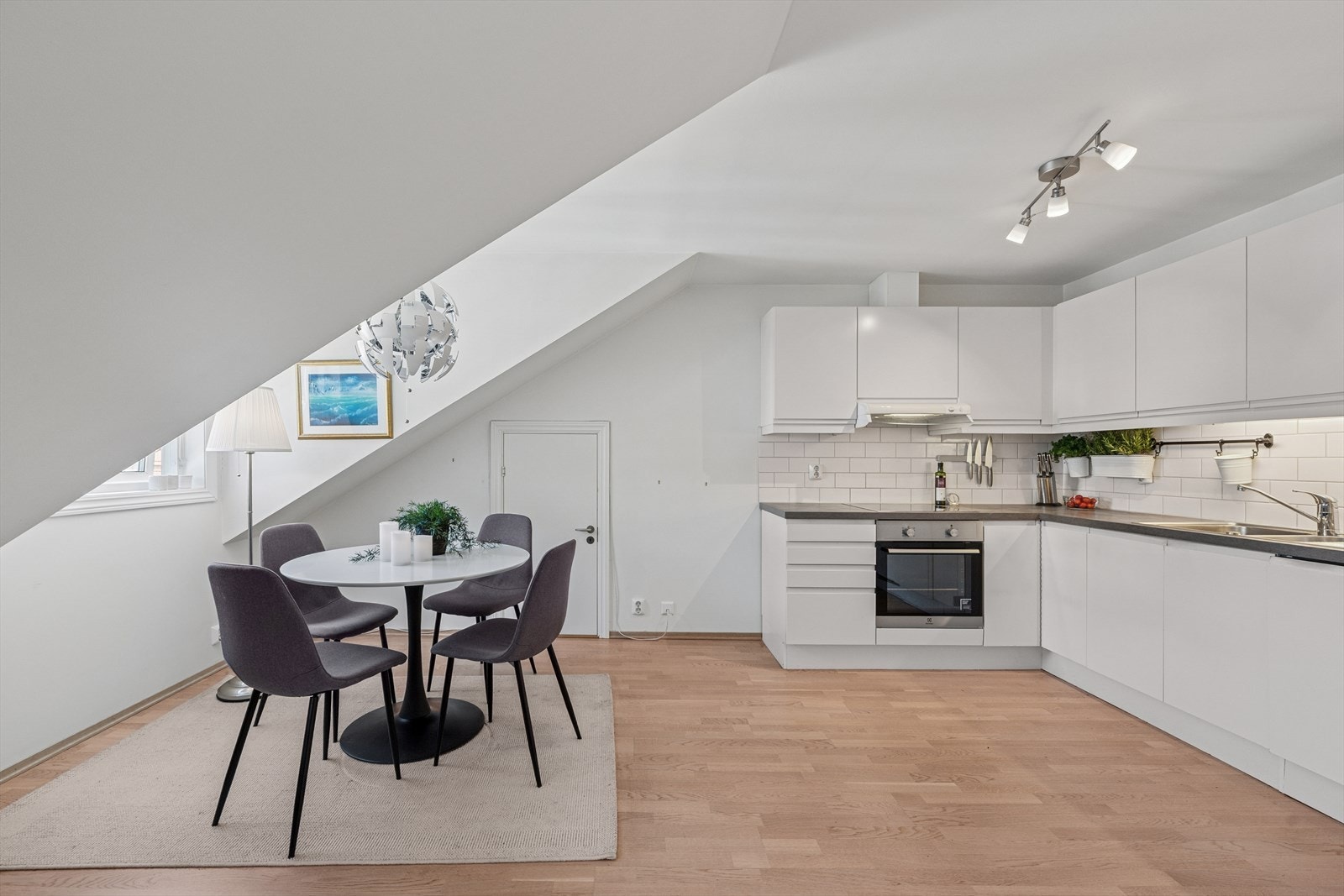 Plass til et spisebord, perfekt for hyggelige måltider og samlinger. Galleribilde