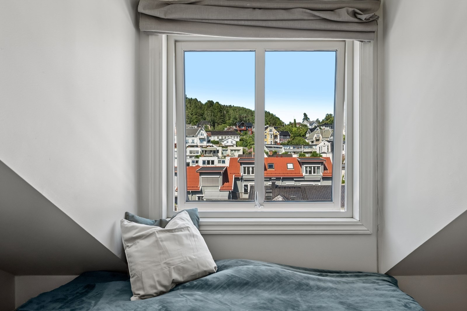 Her kan du enkelt organisere dine eiendeler og skape et avslappende miljø som innbyr til en god natts søvn. Galleribilde