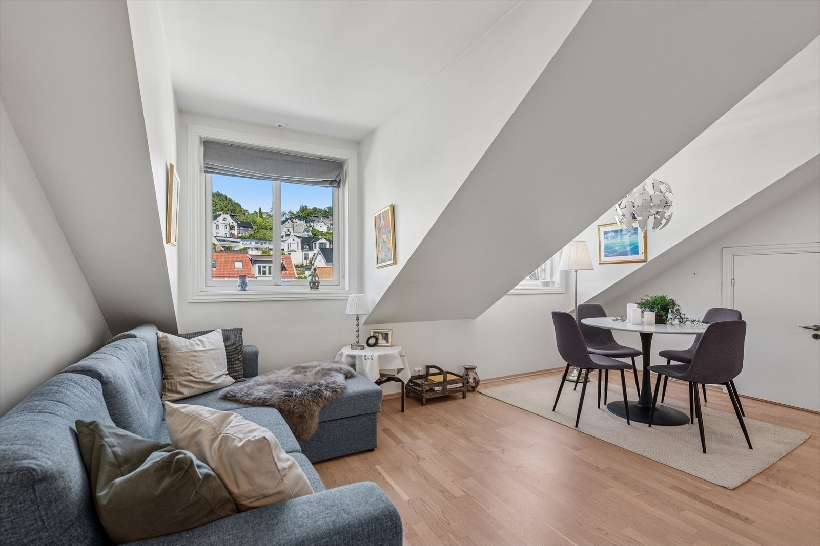 Stuen i denne arealeffektive leiligheten er et innbydende og funksjonelt rom med parkettgulv. Galleribilde