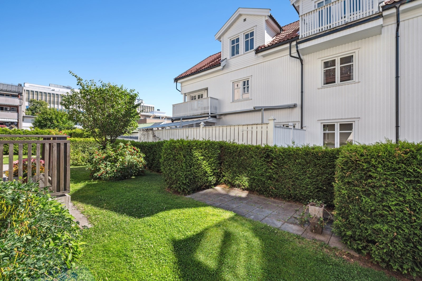 Eiendommen ligger i nærheten av både barne- og ungdomsskoler, noe som gjør det ideelt for familier. Galleribilde