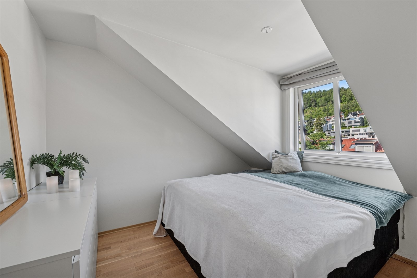 Soverommet i denne leiligheten er et koselig og funksjonelt rom med god plass til en komfortabel seng og kommoder for oppbevaring. Galleribilde