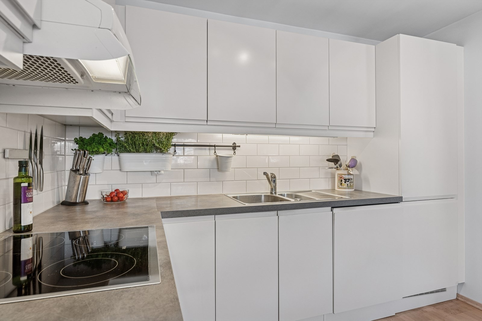 Kjøkkenet er godt utstyrt med kjøl/fryseskap, oppvaskmaskin, komfyr og platetopp. Galleribilde