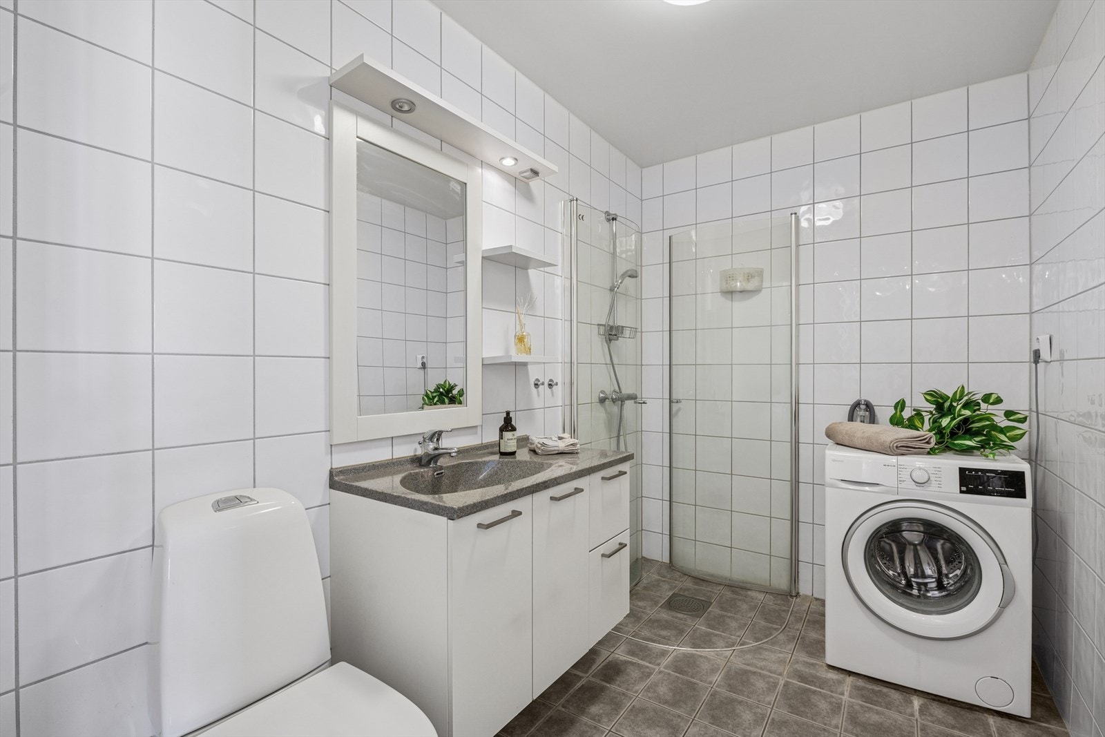 Flislagt baderom med elektriske varmekabler fra byggeår. Galleribilde