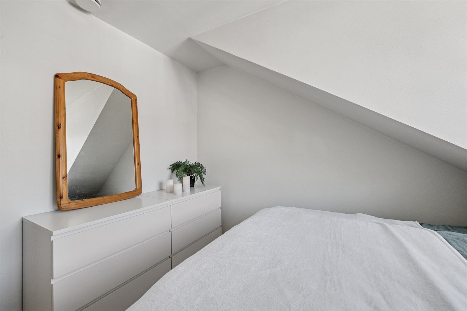 Rommet gir muligheten til å innrede etter dine behov og ønsker, og skape et personlig og innbydende soverom. Galleribilde