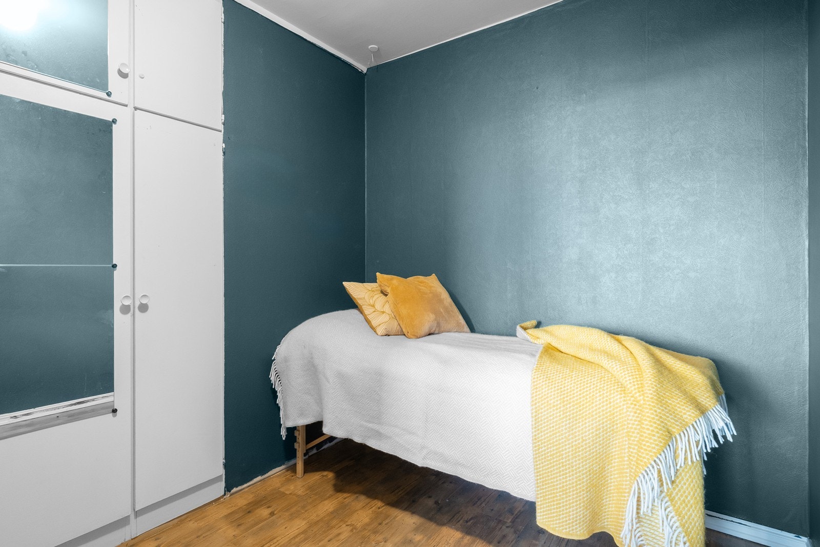 Sovealkoven har åpen tilkomst fra stuen Galleribilde