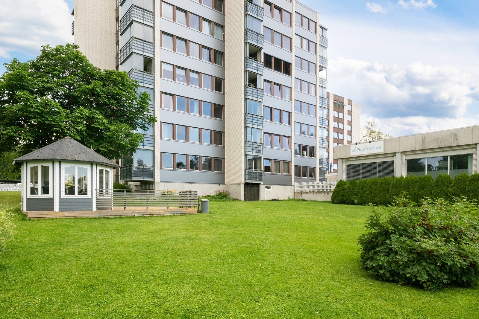 Fellesareal med en hyggelig hage, lysthus, grillplass til felles glede Galleribilde