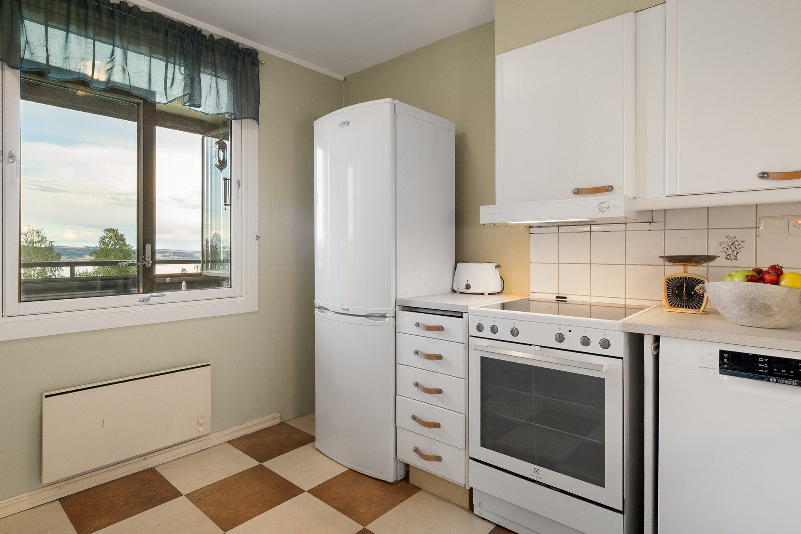 Kjøkken med spiseplass - Vinduet vender ut mot balkongen Galleribilde