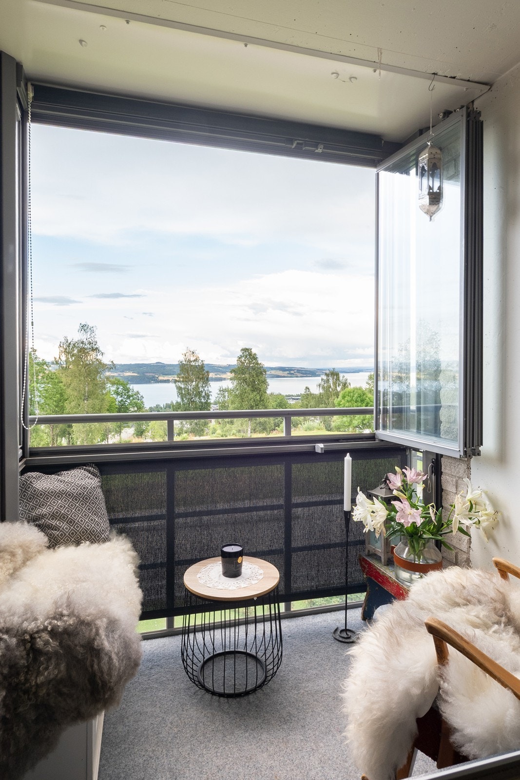 Innglasset balkong der utsikten kan nytes hele året Galleribilde
