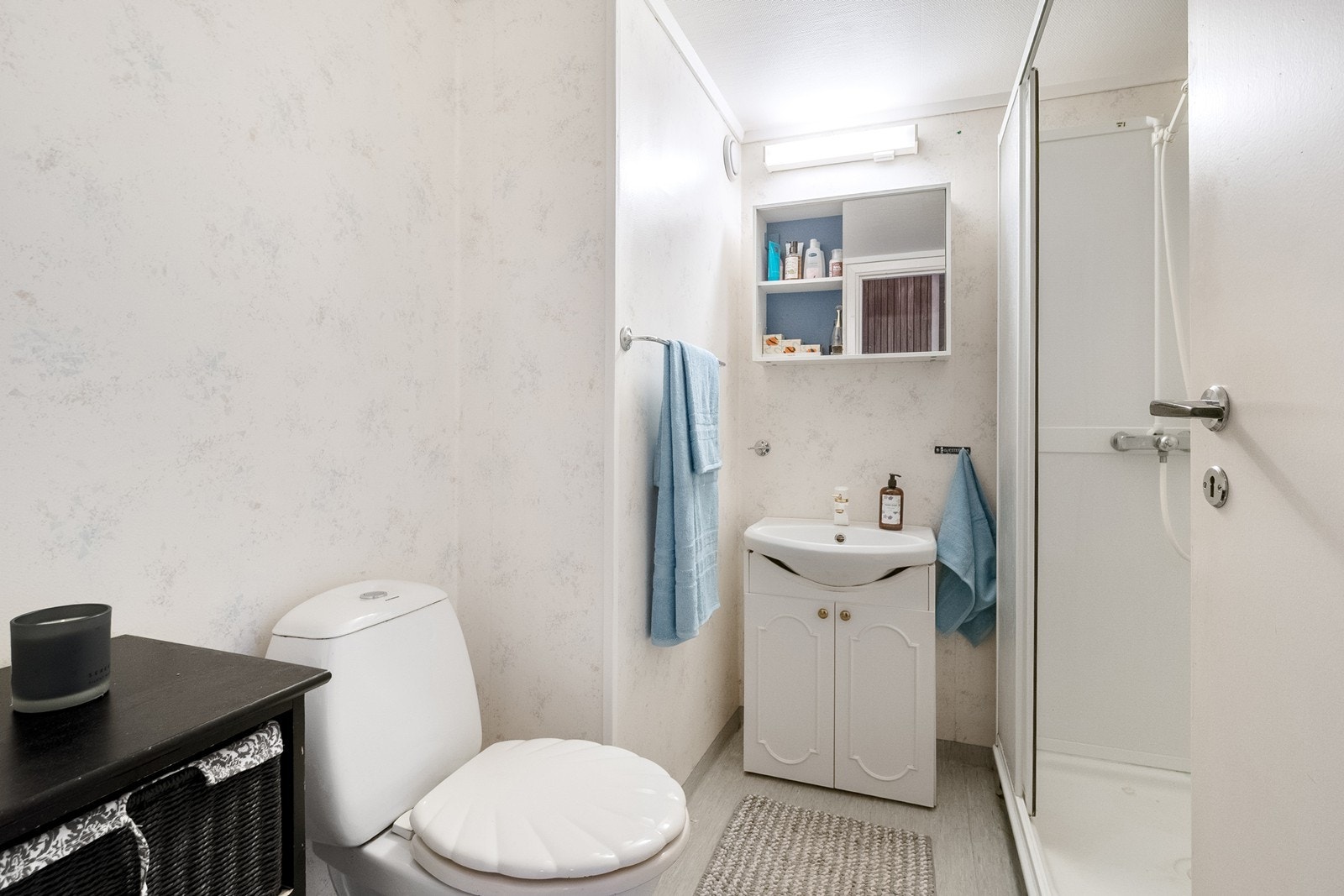 Eldre bad med belegg på vegger og gulv - Oppvarming med panelovn Galleribilde