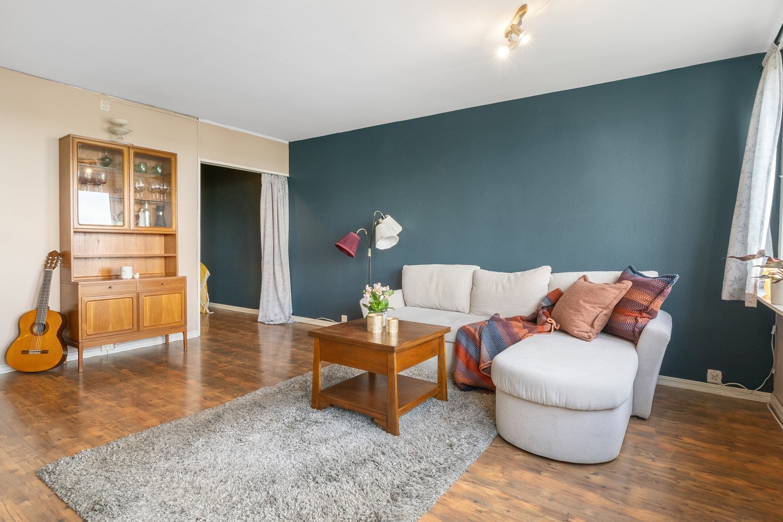 Plass for både sofa og spisebord om ønskelig Galleribilde