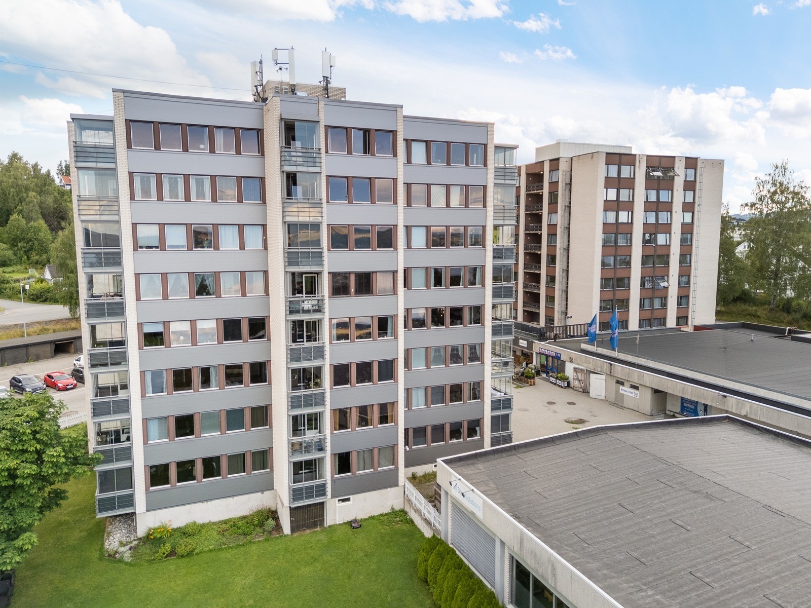 Et etablert boligområde på Kopperud i Gjøvik med blokkbebyggelse, leiligheter, eneboliger og noe næringseiendommer Galleribilde