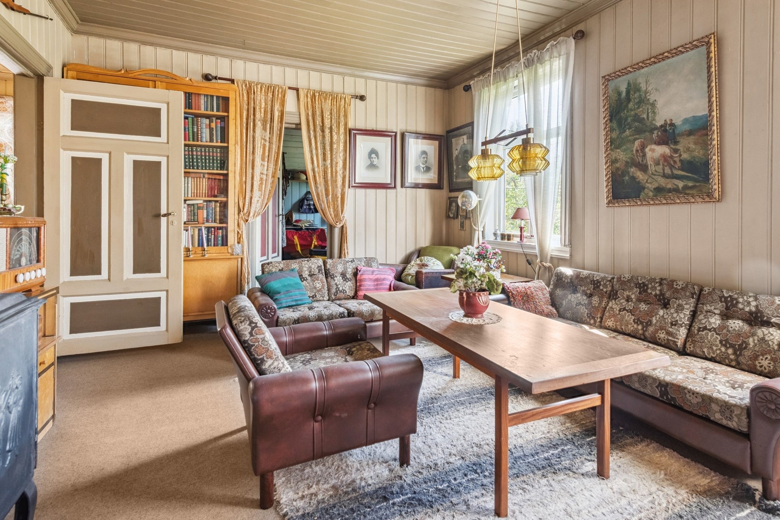 Det er flere stuer i 1. etasje med gode møbleringsmuligheter. Galleribilde