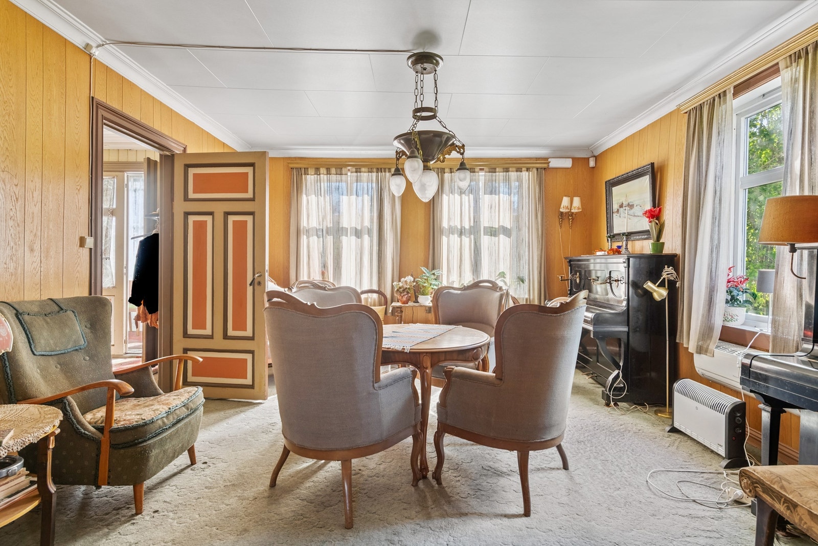 Romslig stue med plass til store selskaper og sosiale sammenkomster. Galleribilde
