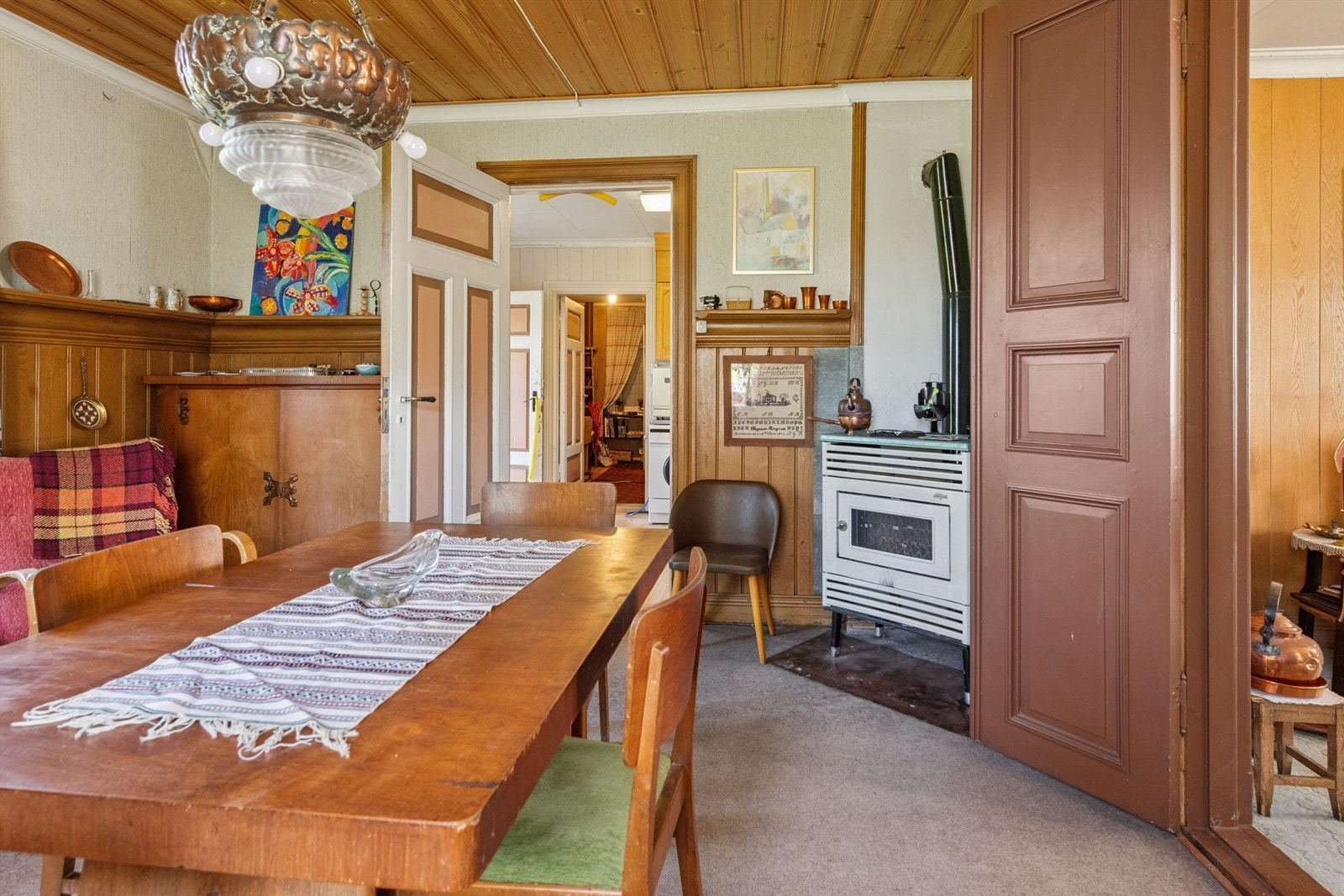 En av boligens mange vedovner skaper en lun atmosfære i spisestuen. Galleribilde