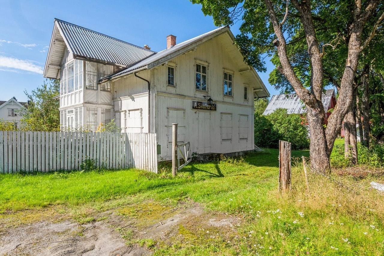 Eiendommen har en klassisk fasade med stående perlestaffpanel. Galleribilde