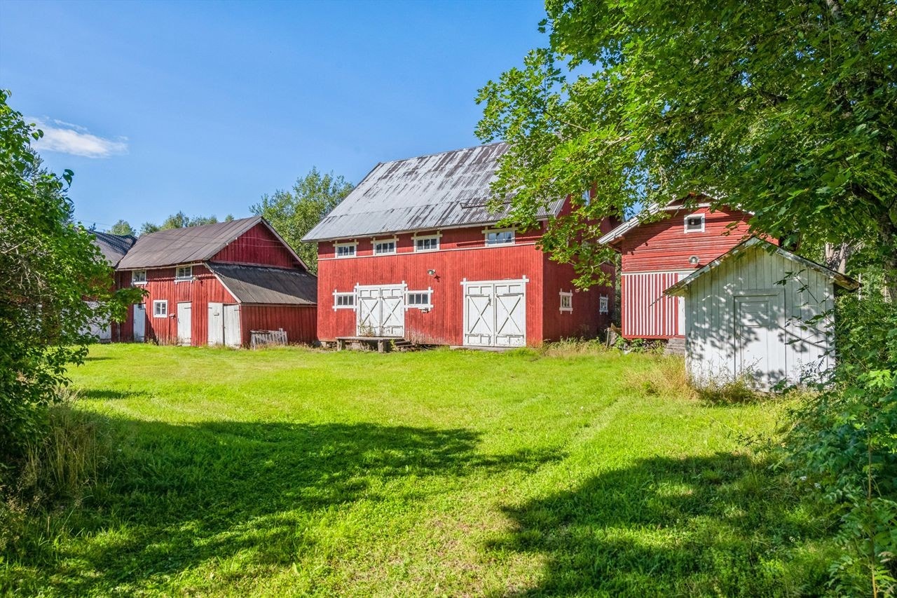 Flere låver og stabbur gir et enormt potensial for lagring eller hobbyvirksomhet. Galleribilde