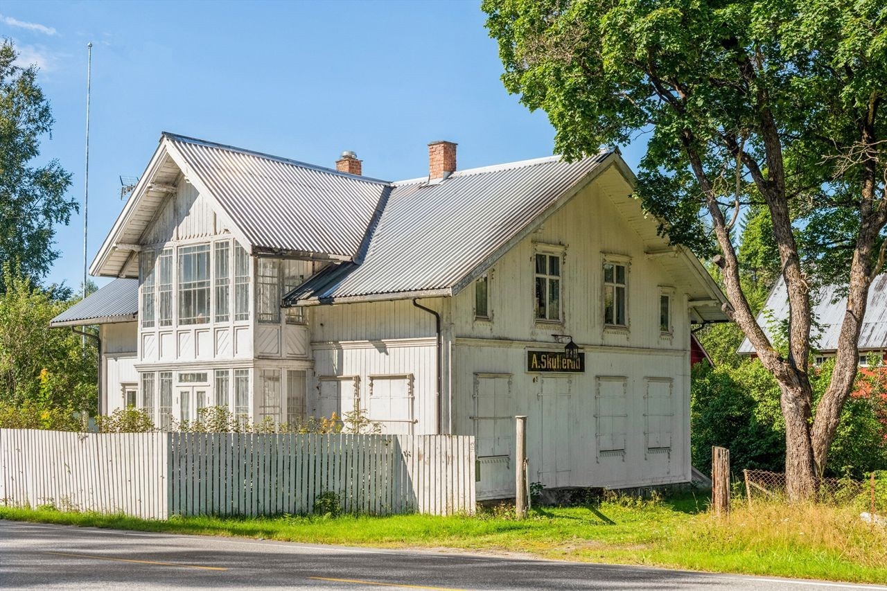 Historisk våningshus med sjel og karakteristiske glassverandaer. Galleribilde