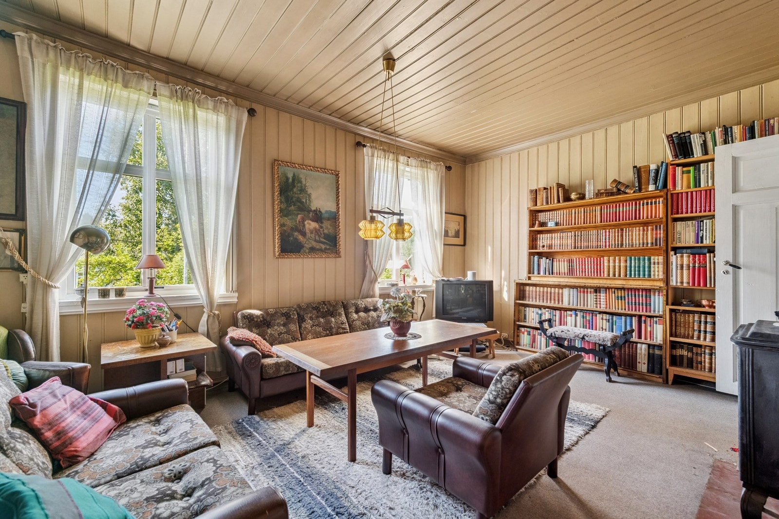 Stuen gir rikelig med plass for en stor sofagruppe og personlig innredning. Galleribilde