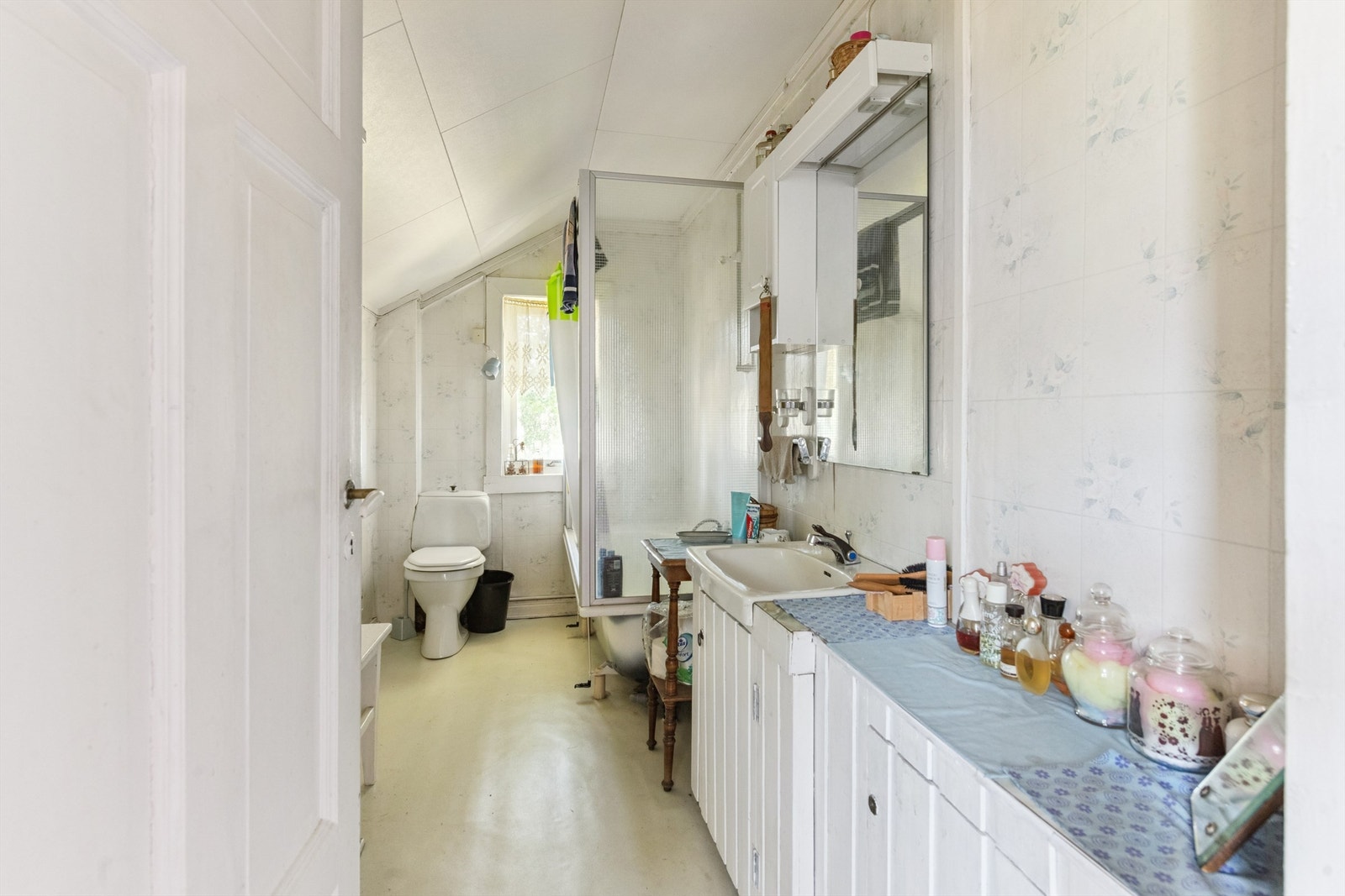 Badet i andre etasje er utstyrt med badekar og har behov for totalrenovering. Galleribilde