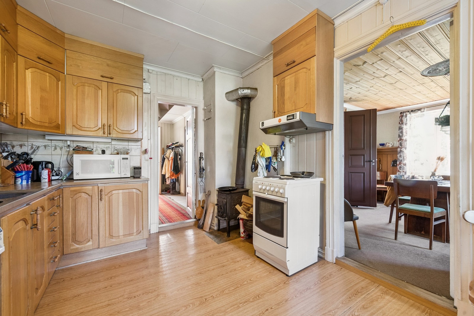 Kjøkkenet er utstyrt med en sjarmerende vedovn og har god arbeidsplass. Galleribilde