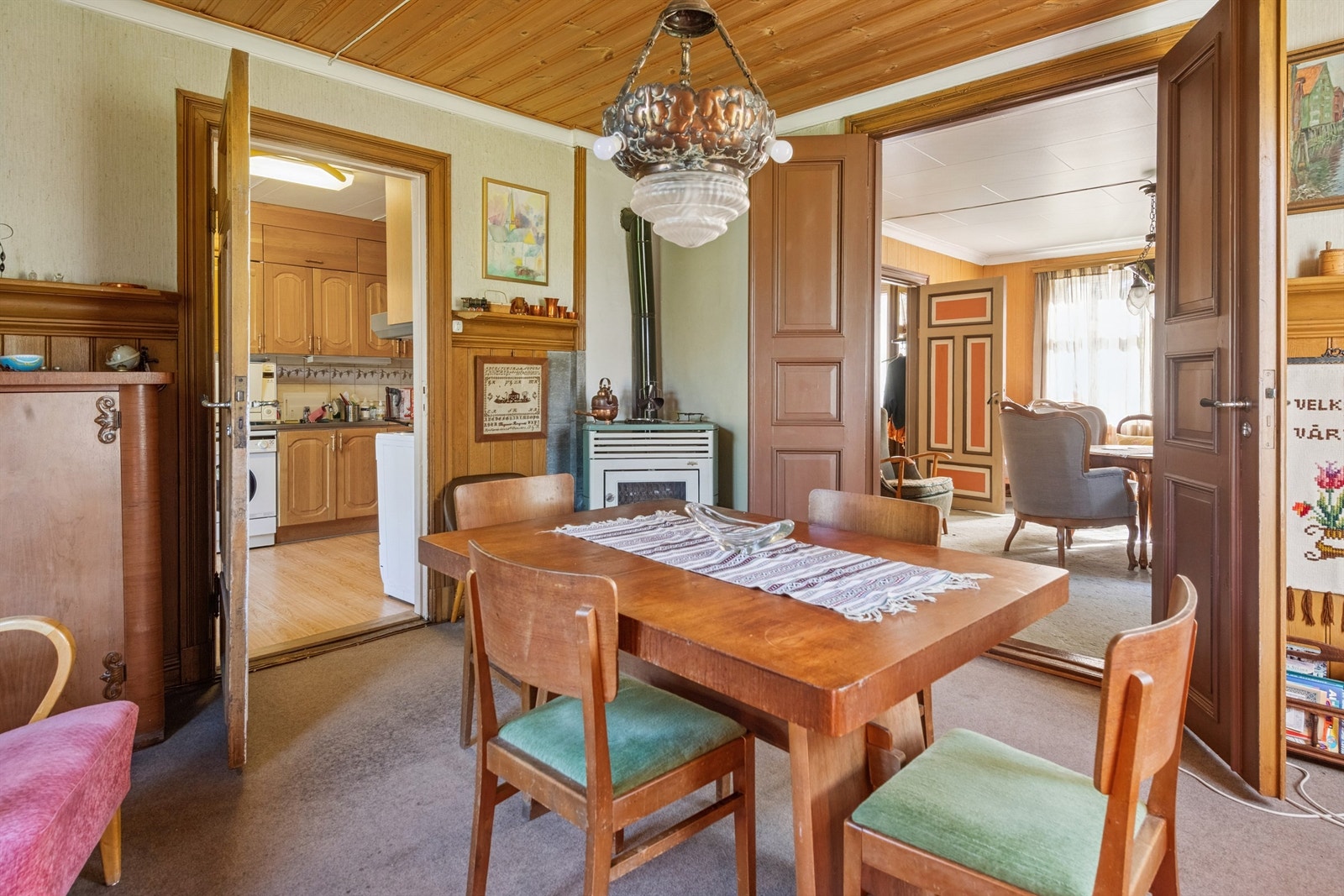 God flyt mellom spisestue, stue og kjøkken i første etasje. Galleribilde