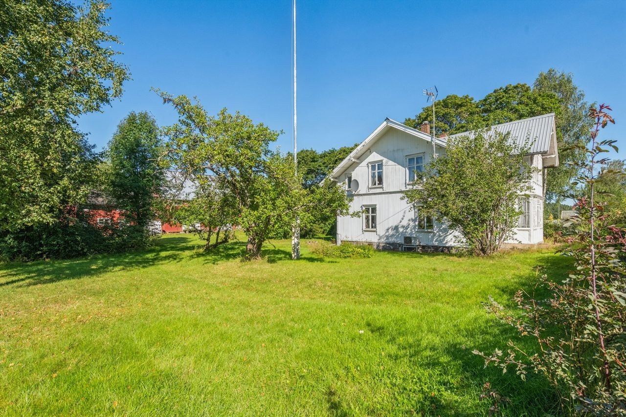 Den store, private tomten gir rikelig med uteplass og muligheter. Galleribilde