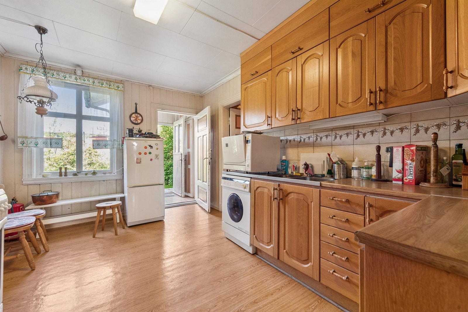 Kjøkken med takhøy innredning og direkte utgang via vindfanget. Galleribilde