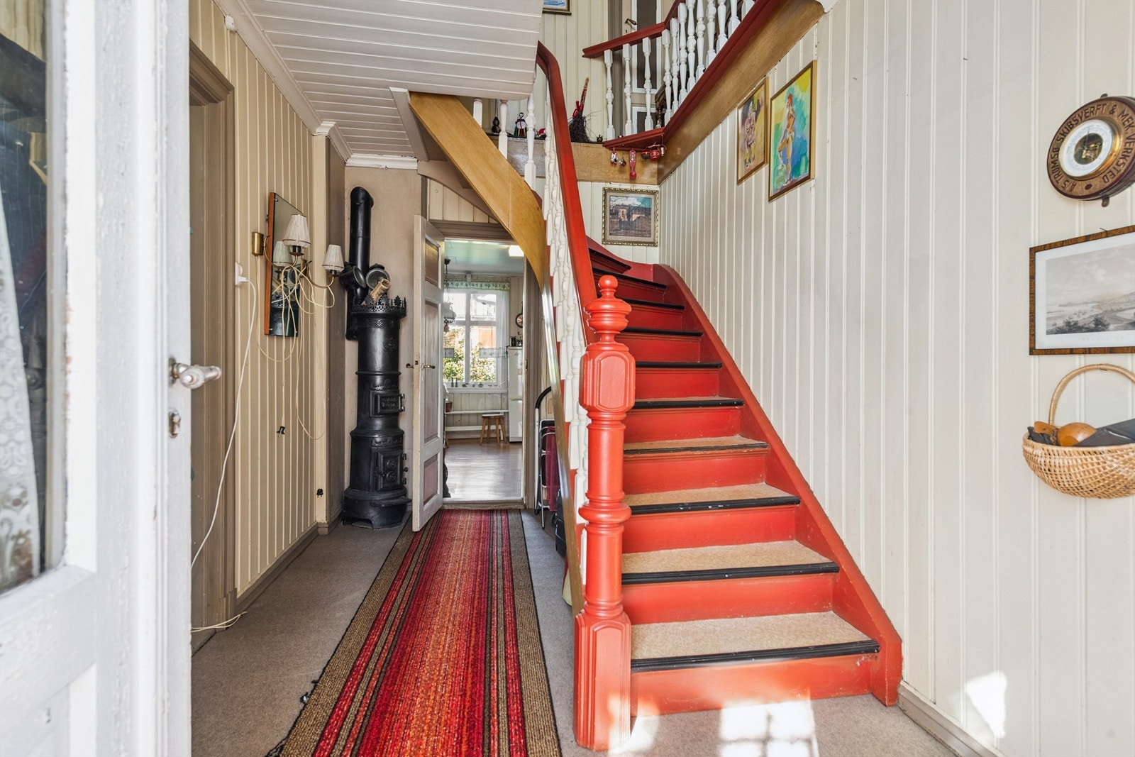 Trappen opp til 2. etasje er montert i gangen. Galleribilde