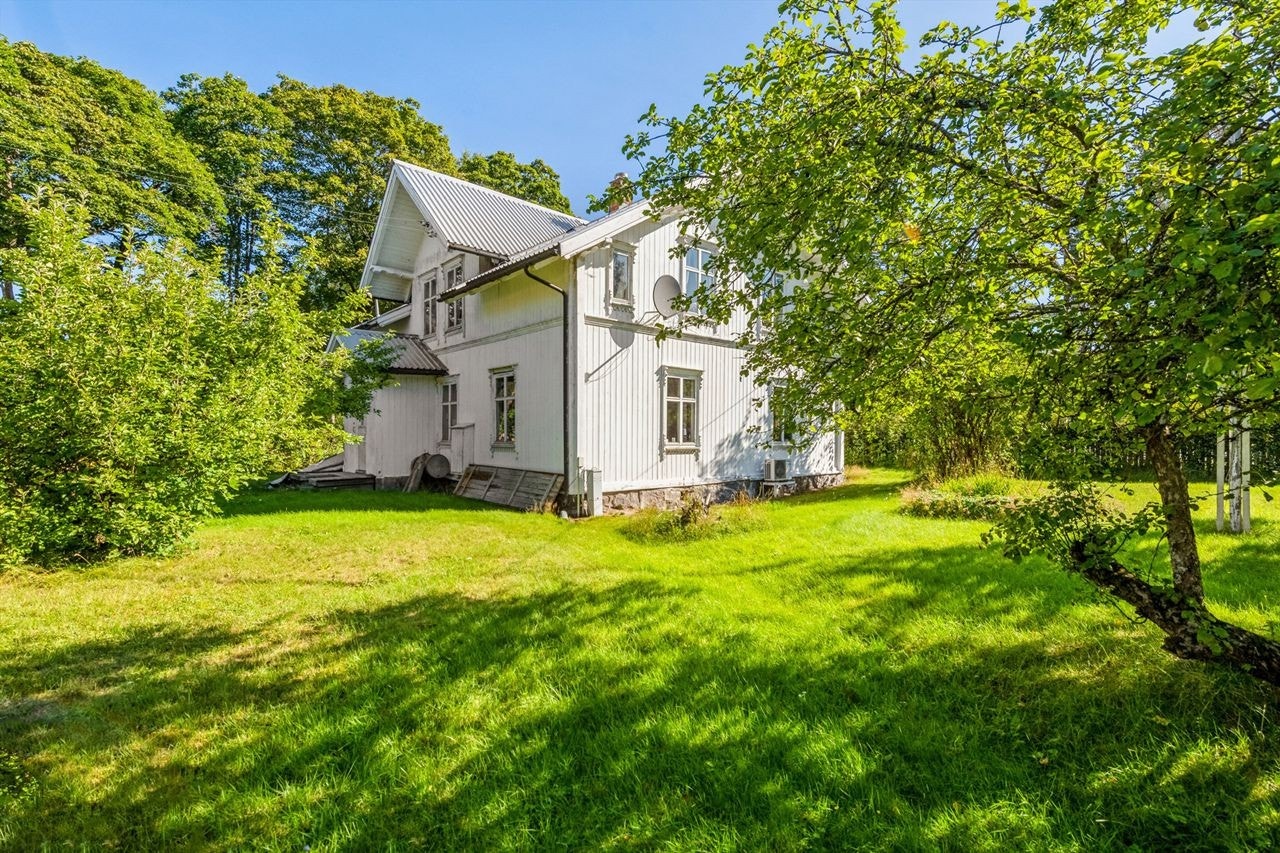 Uskjenert hage med etablert beplantning og gode solforhold. Galleribilde