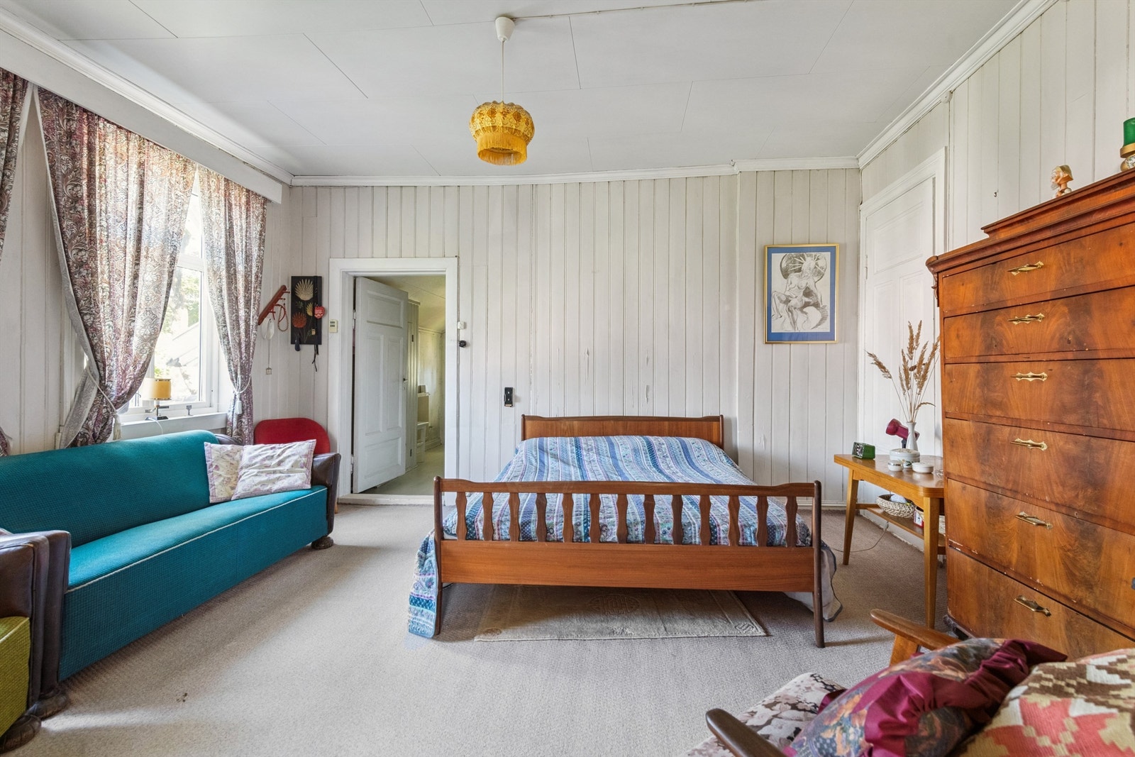 Hovedsoverommet i 2. etasje er romslig med gode møbeleringsmuligheter og adkomst inn til badet. Galleribilde