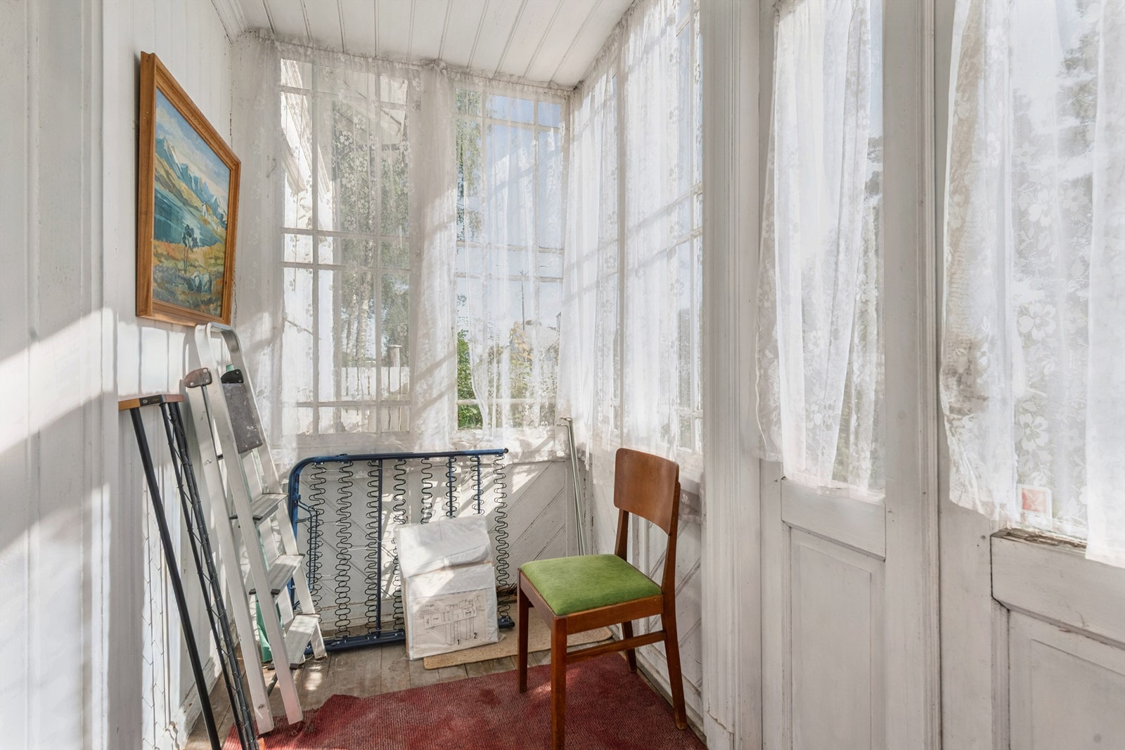 Sjarmerende glassveranda på 7m² med panelvegger og store vindusflater gir deg adkomst inn i boligen. Galleribilde