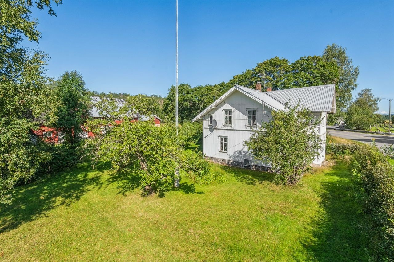 Tomten er flott opparbeidet med plen, pryd-, frukt og bærbusker. Det er også en flaggstang i hagen. Galleribilde