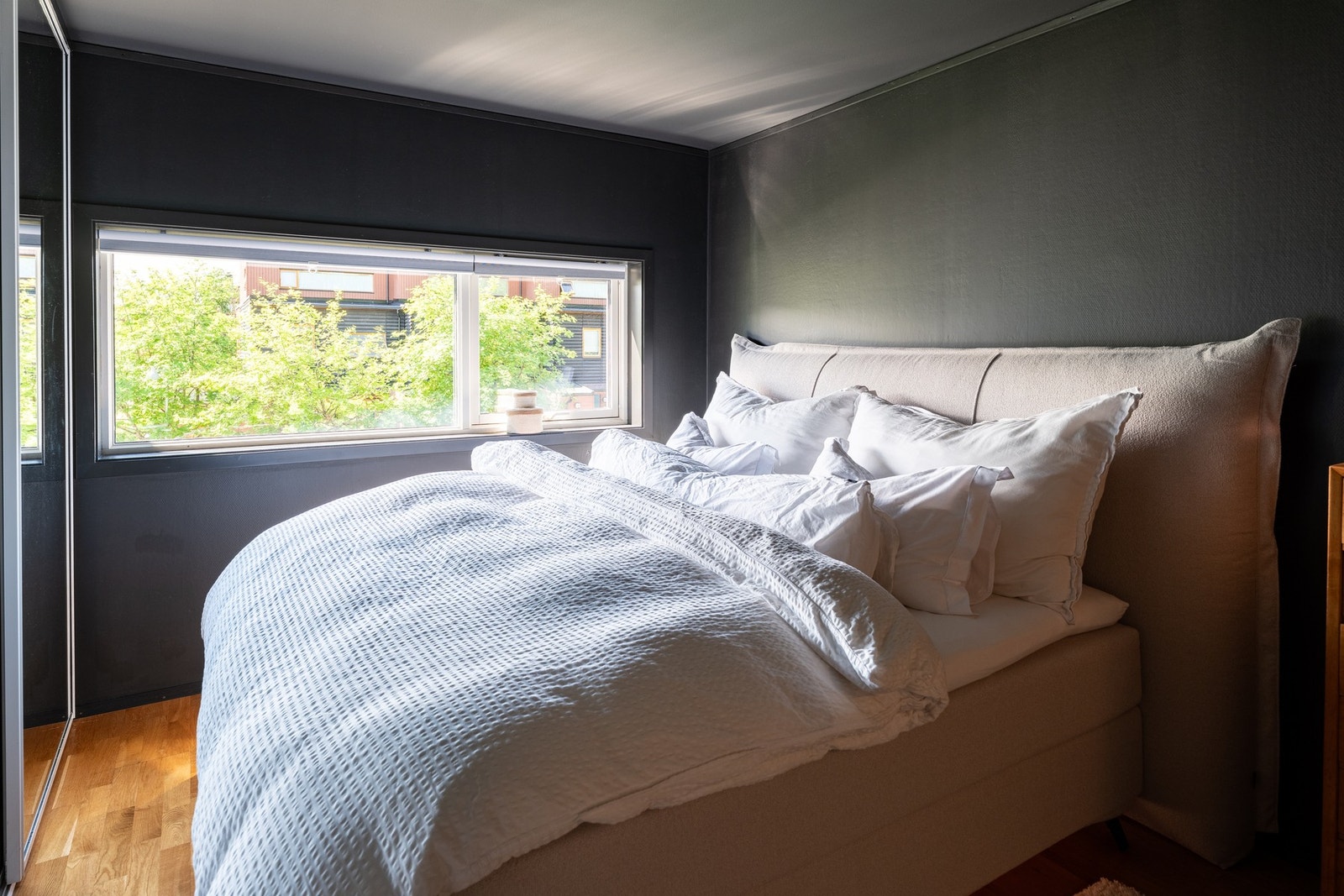 Hovedsoverommet måler hele 13 kvm, her har du plass til seng av god størrelse og annet inventar. Galleribilde